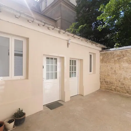 Appartamento Beautiful Studio In A Small House Near Eiffel Tower Parigi